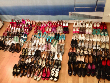 123 Paar Schuhe, bereit zum aussortieren